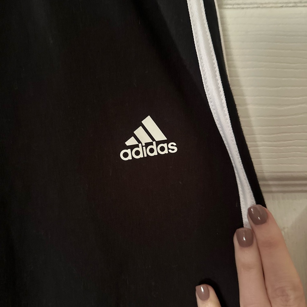 NWT! Classic 3 Stripe Adidas legging in Medium! - Picture 3 of 5
